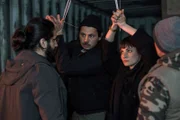 Franzi Berger (Paula Schramm, r.) und Amar Rajap (Rahul Chakraborty, M.) sind bei ihrem Einsatz im Hafen von den Schmugglern Shiva Rajap (Parbet Chugh, l.) und seinen Mitarbeitern (Komparse) erwischt worden. Shiva bleibt keine Wahl: Er muss seinen abtrünnigen Bruder und Franzi auf hoher See entsorgen.