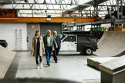 Edwin liegt mit Grippe im Bett, deswegen rückt Polizeipräsident Plocher (Michael Prelle, r.) aus, um Vicky Adam (Katja Danowski, l.) und Günther Hoffmann (Peter Lerchbäumer, M.) zu unterstützen.