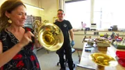 Starhornistin Sarah Willis mit Blasinstrumentenbauer Thomas Lehr in der Werkstatt.