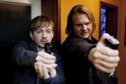 Damit Dustin, seine gerechte Strafe erhält, schrecken Nils (Tino Mewes, l.) und Hannes (Oliver Fleischer, r.) vor nichts zurück ...