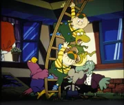 Tweedle Dee und Tweedlee Dum schleppen Little Bill die Leiter hinauf. Little Bill soll durch den Schornstein ins Haus des großen weißen Kaninchens klettern, um Alice zu befreien.
