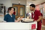 Dr. Topher Zia (Ken Leung, l.), Kenny Fournette (JR Lemon)
+++