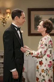 Sheldon (Jim Parsons, l.) freut sich, dass seine Mutter Mary (Laurie Metcalf, r.) tatsächlich zu seiner Hochzeit gekommen ist ...