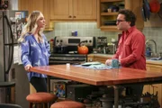 Penny (Kaley Cuoco, l.); Leonard (Johnny Galecki, r.)