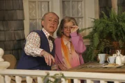 Lily (Alyson Hannigan, r.) stellt sich bei jeder von Teds Freundinnen vor, wie es ist, mit dieser und Marshall (Jason Segel, l.), Ted und ihr selbst als Rentner auf der Veranda zu sitzen und Bridge zu spielen. Karen besteht den Test leider nicht ...
