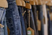 Gute Nachrichten vom Planeten - Wie wir Mode fair und grün machen. Die Textilbranche ist eine der umweltschädlichsten Industrien, verantwortlich für 10 % der CO2-Emissionen und grosse Müllberge durch "Fast Fashion".