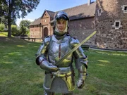 Kampf mit der Rüstung! PUR+ Moderator Eric Mayer möchte fit wie ein Ritter werden. Dazu trainiert er nach einem Fitnessplan, den ein Ritter vor fast 600 Jahren aufgestellt hat.
