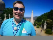 Reiseleiter Alex Dernbach freut sich in der alten Bischofsstadt Lamego über den Ausflug.