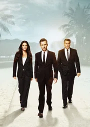 (v.l.) Fiona Glenanne (Gabrielle Anwar), Michael Westen (Jeffrey Donovan) und Sam Axe (Bruce Campbell).