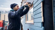 SRF bi de Lüt – Familiensache Staffel 18 Urs Oberbach arbeitet am Tiny House.
