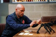 Chicago Fire Staffel 7, Folge 6  Er schreibt alles auf Spanisch an: Joe Minoso als Joe Cruz.