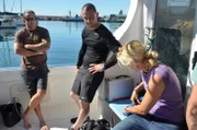 Talent Mike Dornellas, Nick LeBeouf und Liz Parkinson bereiten sich auf einen Tauchgang vor.