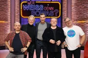 Moderator Kai Pflaume (M.) und seine Rateteam-Kapitäne Bernhard Hoëcker (l.) und Elton (r.) begrüßen in dieser Sendung den Sänger und Moderator Wolfgang Lippert (2.v.l.) und den Komiker, Musiker, Autor und Entertainer Jürgen von der Lippe (2.v.r.).