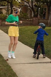 Mary Louise Bennigan (Katie O'Brien, l.)