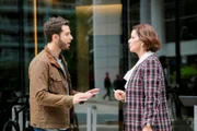 Skylar Astin als Todd und Marcia Gay Harden als Margaret.