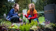 Auf dem Friedhof spricht Kira mit Edith