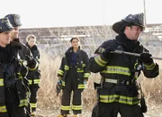 Chicago Fire Harte Entscheidungen - Under the Knife Staffel 1, Episode 12 Die Rettungskräfte werden mit einem schrecklichen Fund konfrontiert: Charlie Barnett als Peter Mills, David Eigenberg als Christopher Herman, Jesse Spencer als Matthew Casey, Lauren German als Leslie Shay, Monica Raymund als Gabrielle Dawson, Taylor Kinney als Kelly Severide