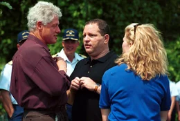 Bill Clinton (l.) und Harvey Weinstein (M.).  Die Verwendung des sendungsbezogenen Materials ist nur mit dem Hinweis und Verlinkung auf RTL+ gestattet.