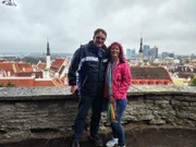 Die "Grand Lady" in Tallinn in Estland. Die Passagiere Kirsten von Nida und Andy Spang an einem Aussichtspunkt mit Blick über die Dächer der Stadt.