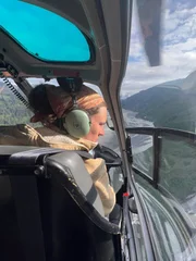 Kayla Johanson im Hubschrauber mit Blick auf den Tsirku River, Haines Alaska.