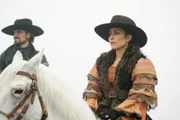 Elizabeth (Noomi Rapace, re.)