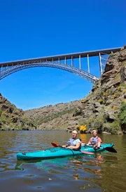 Alex und Alex machen eine Kayaktour im Nationalpark Arribes del Duoro, einem Gebiet zwischen Spanien und Portugal.