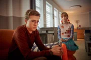 Gustav (Tamino Schenke) glaubt, es sich mit Reena ganz schon vermasselt zu haben, Chiara (Jamila Weintritt) versucht ihn zu trösten.