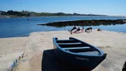 Jungköchin Steffi Gehrlein und Hotelpraktikantin Alina Meinhard machen Yoga am Duoro in Porto.