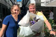 Hotelmanager Rudi van der Meulen und Hotelpraktikantin Alexandra Stockerl haben in Frankfurt am Main Blumen für das Schiff gekauft.
