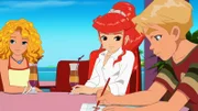 Emmas kleiner Bruder Elliot hat eine Meerjungfrau im Wasser gesehen. Nun malt er ein Bild, um Emma (li.) und Rikki zu zeigen, wie sie aussah.