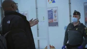 Grenzbeamte im Gespräch mit einem Pessenger.