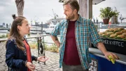 Kira (Marlene von Appen) versucht Sven (Bo Hansen) davon zu überzeugen, als Lockvogel in ihren Fall einzusteigen.
