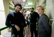 Djengiz Bin Tario (Nicolas Buitrago, l.) und Moritz Busch (Daniel Roesner, r. mit Komparsen, M.) taxieren argwöhnisch, den "Neuen".