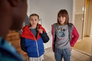 Badu (Arnold Makuissie) verdächtigt seine kleine Schwester Annika (Merle Sophie Eismann, r.) und ihre Freundin Nesrin (Julie Marienfeld, 2.v.r.) hinter den versteckten Kostümen des Theatermoduls zu stecken.