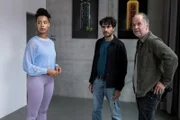 Oskar Schütz (Marek Erhardt, r.) und Max Nordmann (Garry Fischmann, M.) suchen das Büro eines Verdächtigen auf. Seine Assistentin (Joy Ewulu, l.) kann helfen.