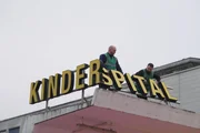 Das Logo wird demontiert.