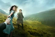 Plakatmotiv zur Serie 'Outlander' mit Claire Randall (Caitriona Balfe) und Jamie (Sam Heughan).