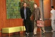 Nachdem House (Hugh Laurie, l.) Wilson (Robert Sean Leonard, r) zu einem Besuch bei dessen psychisch kranken Bruder begleitet hat, glaubt House, den Auslöser der rätselhaften Krankheit gefunden zu haben.
