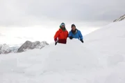 Checker Tobi mit Iglu-Bauer Jan Wernet beim Iglu-Dorf auf der Zugspitze.