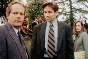 Der Gerichtsmediziner Truitt (Stephen E. Miller, l.) steht wie die FBI-Agenten Mulder (David Duchovny, M.) und Scully (Gillian Anderson, r.) fassungslos vor einem Sarg mit "falschem" Inhalt.