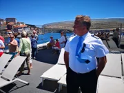 Hotelmanager Rudi van Beulen steht auf dem Sonnendeck des Schiffes, welches gerade in Porto ankommt.