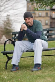 House (Hugh Laurie) befindet sich weiterhin in therapeutischer Behandlung in der Psychiatrie. Zum Erstaunen aller hält er sich plötzlich an die ärztlichen Verordnungen, doch trotzdem sorgt House wie gewohnt für Unruhe.