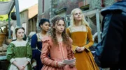 Im 16. Jahrhundert treffen die Schwestern Maggie (Hattie Gotobed, M.) und Elinor (Ella Maisy Purvis, 2.v.r.) mit Zofe Beth (Emma Tracey, l.) und Sarah (Emily Matsa,2.v.l.) auf den Hexenjäger Adam Quinn (Ben Willbond, r.). Elinor bittet ihre Schwester Maggie, auch ihm eine Einladung zu einer Abendveranstaltung in ihrem Hause zu überreichen.