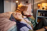 Joyce (Matilda Willigalla, l.) und Io (Clara Jaschob) schmieden besondere Ferienpläne.