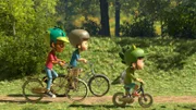 Lina, Raphael und Kleiner Fuß sind mit dem Rad unterwegs zu Frau Dr. Lee.