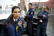Die Polizisten Arda Turan (Yasemin Cetinkaya, l.), Frank van Dijk (Niklas Osterloh, M.) und Gerhard Jäger (Markus John, r.) machen das Boot klar, da kommt ein Funkspruch.