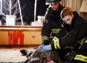 Harte Entscheidungen - Under the Knife Staffel 1, Episode 12 Hilfe in allerletzten Minute: Jesse Spencer als Matthew Casey, Lauren German als Leslie Shay.