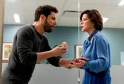 l-r: Skylar Astin als Todd, Marcia Gay Harden als Margaret
