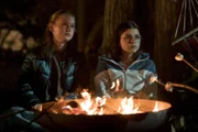 Rosa (Karlotta Hasselbach, r.) kann nicht schlafen und Fabienne (Paula Uhde) leistet ihr Gesellschaft. Ob die Gruselgeschichten von Sirius etwas damit zu tun haben?