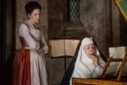 "Outlander - Die Highland-Saga", "Täuschungen und Rätsel." Während Jamie eifrig darum bemüht ist, Prince Charles hinzuhalten, streckt Claire innerhalb der weiblichen Hofgesellschaft ihre Fühler aus. Dabei lernt sie die zukünftige Ehefrau von 'Black Jack' Randall, die junge Mary Hawkins, kennen. Schlagartig schlittert Claire in ein Dilemma: Stirbt Randall, bevor er und Mary ein Kind zeugen, würde ihr Mann Frank in der Zukunft gar nicht existieren. Schließlich ist er ein direkter Nachkomme der beiden. Unterdessen sieht es ganz danach auch, als hätte Prince Charles bereits genügend Geldmittel für die Rebellion gegen die britische Krone aufgetrieben.Im Bild (v.li.): Caitriona Balfe (Claire Randall Fraser), Frances de la Tour (Mother Hildegarde).